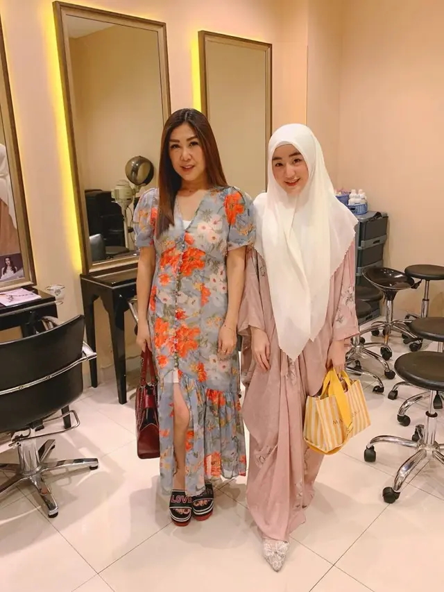 6 Momen Kedekatan Larissa Chou dan Ibunda, Kompak Meski Beda Keyakinan