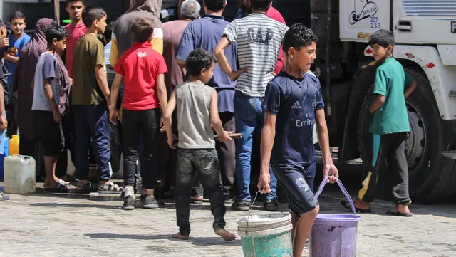 Bantuan Tiba, Seperti Ini Antrean Warga Gaza Penuhi Kebutuhan Air Bersih
