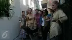 Sejumlah wisatawan asing berfoto di sela gang sempit saat festival Prawirotaman,Yogyakarta, (4/6).Festival di selenggarakan untuk menarik minat kunjungan wisatawan domestik maupun mancanegara.(Boy Harjanto)