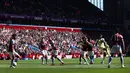 Gol yang ditunggu Arsenal akhirnya lahir pada menit ke-30 lewat Bukayo Saka. Pemain berkebangsaan Inggris tersebut berhasil membobol gawang skuat asuhan Steven Gerrard lewat tendangan voli dari luar kotak penalti. (AFP/Adrian Dennis)