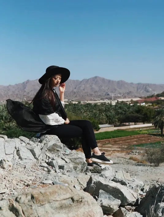 Saat berlibur di Dubai, Franda tampil cantik dengan mengenakan busana warna hitam dan putih. (foto: instagram.com/frandaaa87)