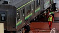 Petugas sedang memeriksa dan memastikan KRL yang dipesan dalam keadaan baiki, Tanjung Priok, Jakarta, Jumat (19/9/2014) (Liputan6.com/Faizal Fanani)