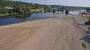 Tepian pasir terlihat di sungai Loire selama kekeringan di Montlouis-sur-Loire, Prancis tengah, pada 21 Agustus 2023.  (AFP/GUILLAUME SOUVANT)