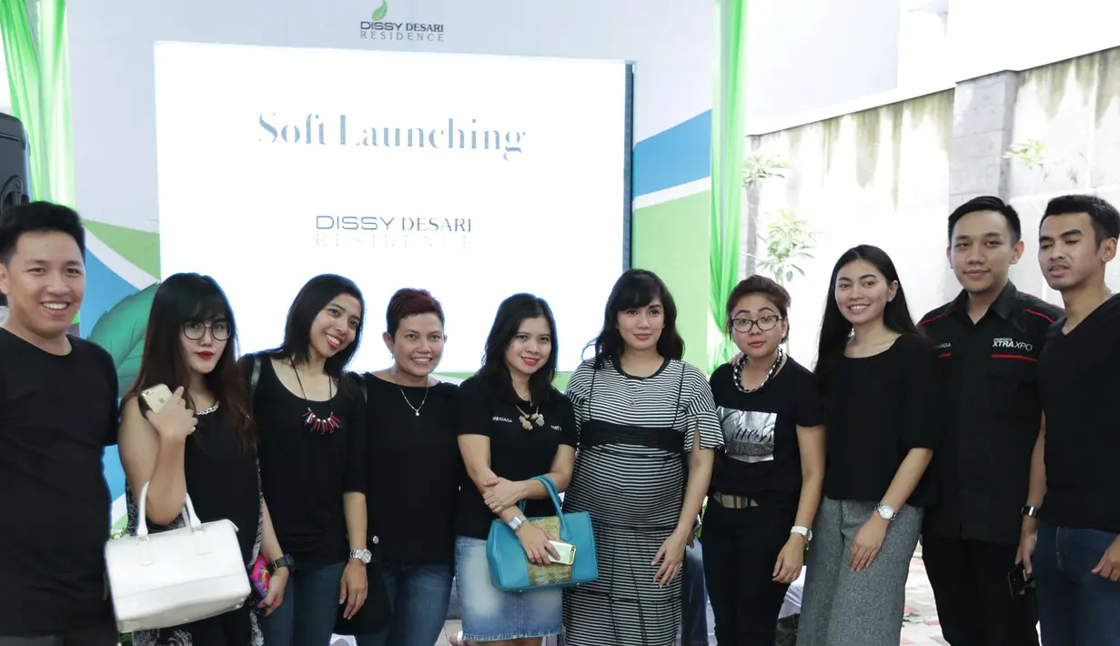 Kesibukannya menjalani aktifitas, ibu yang telah memiliki tiga orang anak perempuan itu juga rajin memeriksakan kandungannya ke dokter. Sang suami berharap, istrinya bisa menjaga kehamilannya hingga melahirkan. (Bambang E. Ros/Bintang.com)