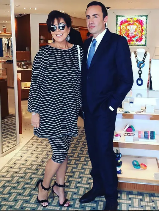 Tak hanya anak-anaknya saja yang selalu berpenampilan modis. Sang Ibu, Kris Jenner terlihat sedang berfoto dengan seorang laki-laki tampil dengan setelan garis-garis dan kaca mata hitamnya. Kris terlihat tampil muda di foto ini. (Instagram/krisjenner)