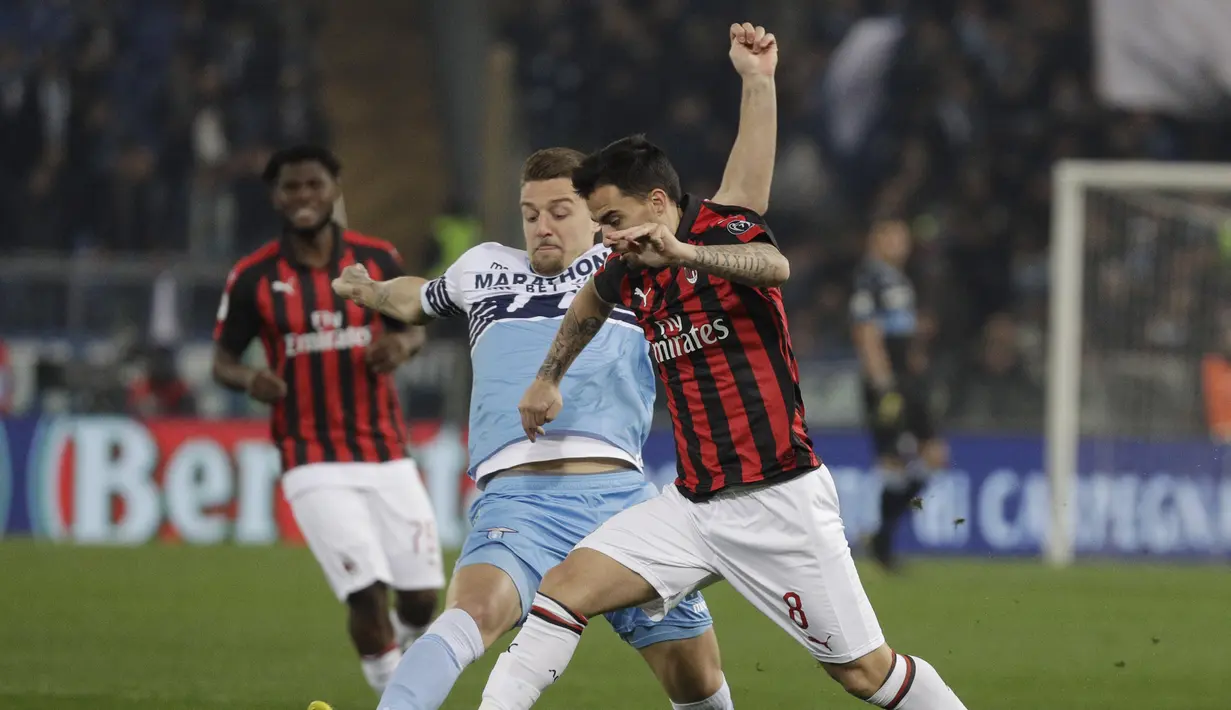 Aksi Suso lewati Sergej Milinkovic-Savic pada laga semifinal Coppa Italia yang berlangsung di stadion Olimpico, Roma, Rabu (27/2). AC Milan bermain imbang 0-0 kontra SS Lazio. (AP Newsroom)