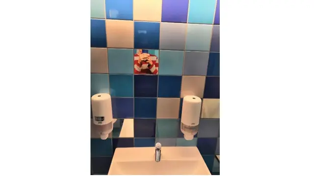 Desain cermin kamar mandi nyeleneh (Sumber: Boredpanda)