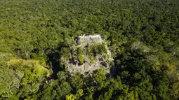 Pemandangan udara areal Piramida La Danta di situs arkeologi El Mirador, San Adres, Guatemala, 17 Januari 2023. Salah satu piramida terbesar di dunia tersebut ditemukan di antara hutan yang luas Guatemala berkat bantuan teknologi. (Carlos ALONZO/AFP)