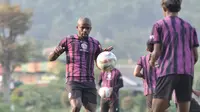 Striker Arema FC, Greg Nwokolo saat berlatih di lapangan ARG, Kabupaten Malang, Kamis (21/3/2024). (Bola.com/Iwan Setiawan)