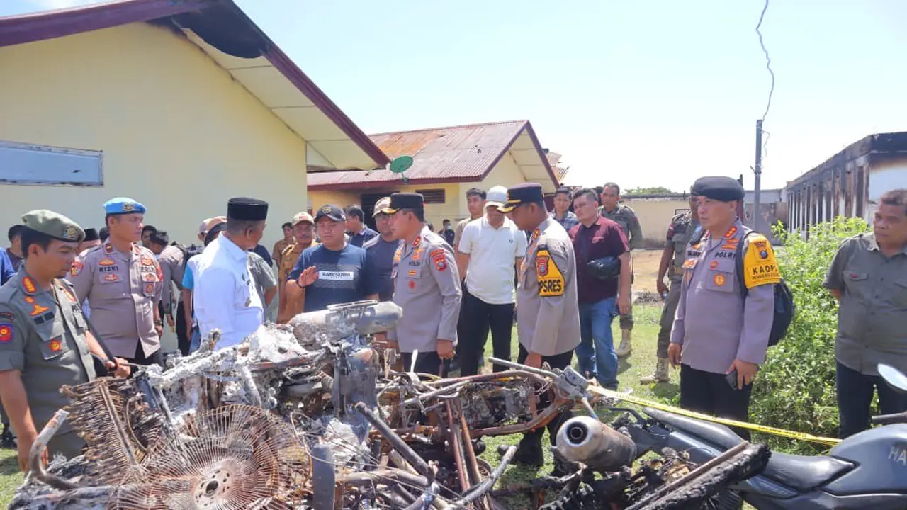 Kapolda Sumut, Irjen Pol Whisnu Hermawan Februanto, turun langsung meninjau kondisi Mapolsek Muara Batang Gadis yang mengalami kerusakan dan pembakaran oleh sejumlah orang tak dikenal.
