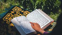 Membaca ayat tentang kematian di Al-qur'an (pexels)