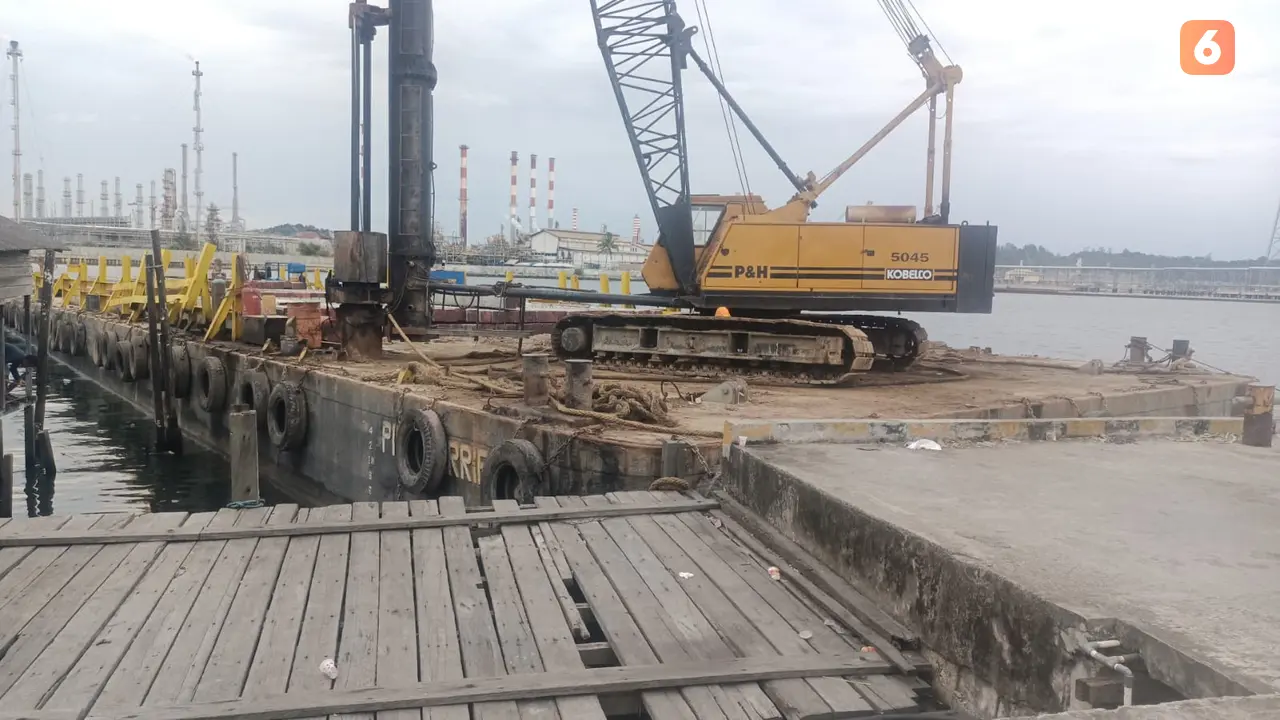 Ponton Senggol Kapal Nelayan