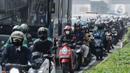 Sejumlah kendaraan terjebak kemacetan saat melintas di Jalan Gatot Subroto, Jakarta, Selasa (2/5/2023). (Liputan6.com/Herman Zakharia)