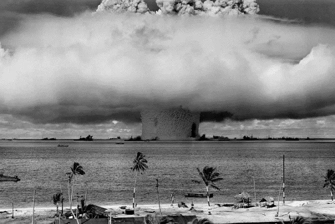 Ledakan 'Baker, yang menjadi bagian dari Operation Crossroads di Bikini Atoll tahun 1946 (U.S. Department of Defense/Creative Commons)