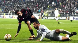 Bek AC Milan, Davide Calabria, berebut bola dengan gelandang Rijeka, Mate Males, pada laga Liga Europa di Stadion HNK Rijeka, Jumat (8/12/2017). AC Milan takluk 0-2 dari Rijeka. (AFP/Stringer)