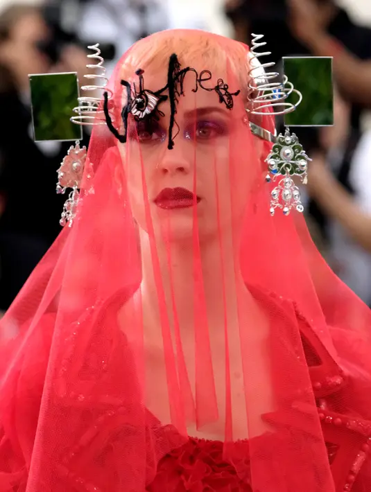 Ekspresi Katy Perry saat menghadiri Met Gala 2017 di Metropolitan Museum of Art, New York (2/5). Ajang tersebut merupakan kesempatan bagi para selebritas Hollywood untuk unjuk gigi memamerkan penampilan terbaiknya. (Photo by Charles Sykes/Invision/AP)