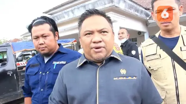 Wakil Ketua DPRD, Budi Azhar meninjau langsung kondisi korban keracunan di puskesmas maupun RSUD Sagaranten Kabupaten Sukabumi (Liputan6.com/Fira Syahrin).