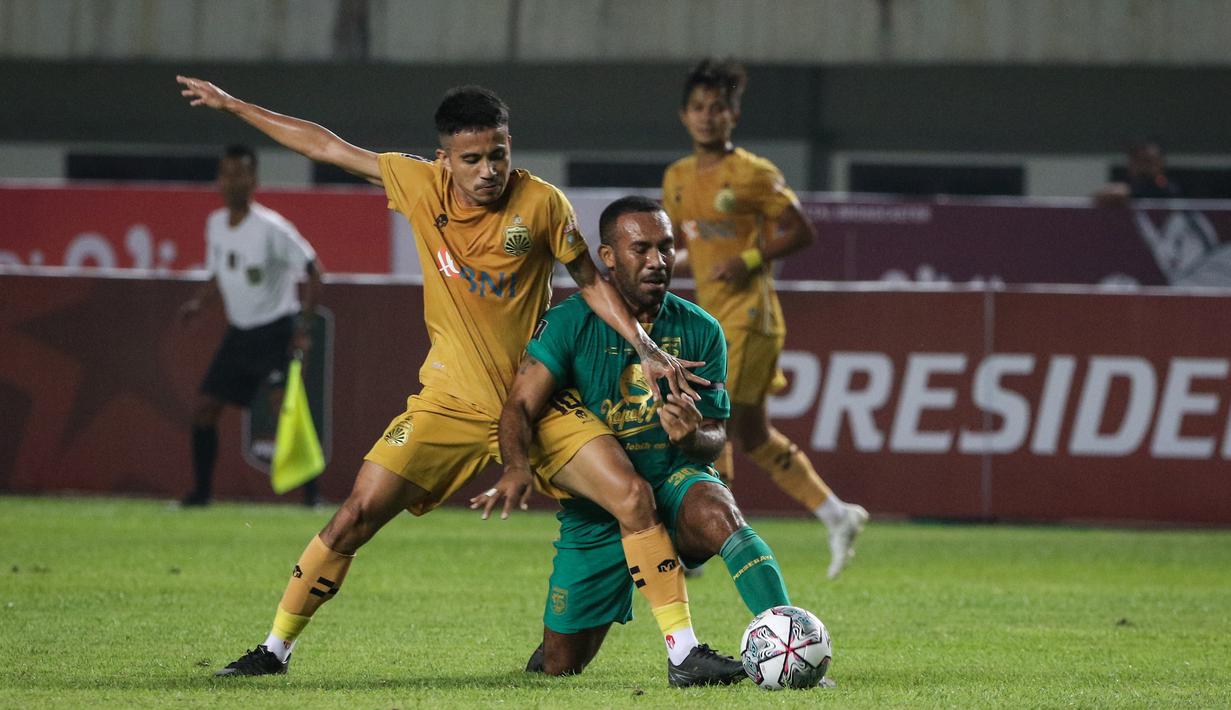 Baik Persebaya maupun Bahayangkara sama-sama tampil ngotot dan menciptakan sejumlah peluang di babak pertama. Namun belum ada satupun gol yang tercipta di paruh waktu. (Bola.com/Bagaskara Lazuardi)