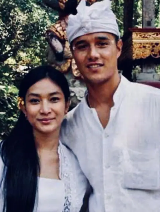 Potret jadul Happy Salma saat masih pacaran dengan Gus Tjok. Potret berikut diambil pada tahun 2007 alias keduanya masih pacaran. "Sunda dan bali ❤️ photo 16 thn silam." tulis Happy Salma. [Instagram/happysalma]
