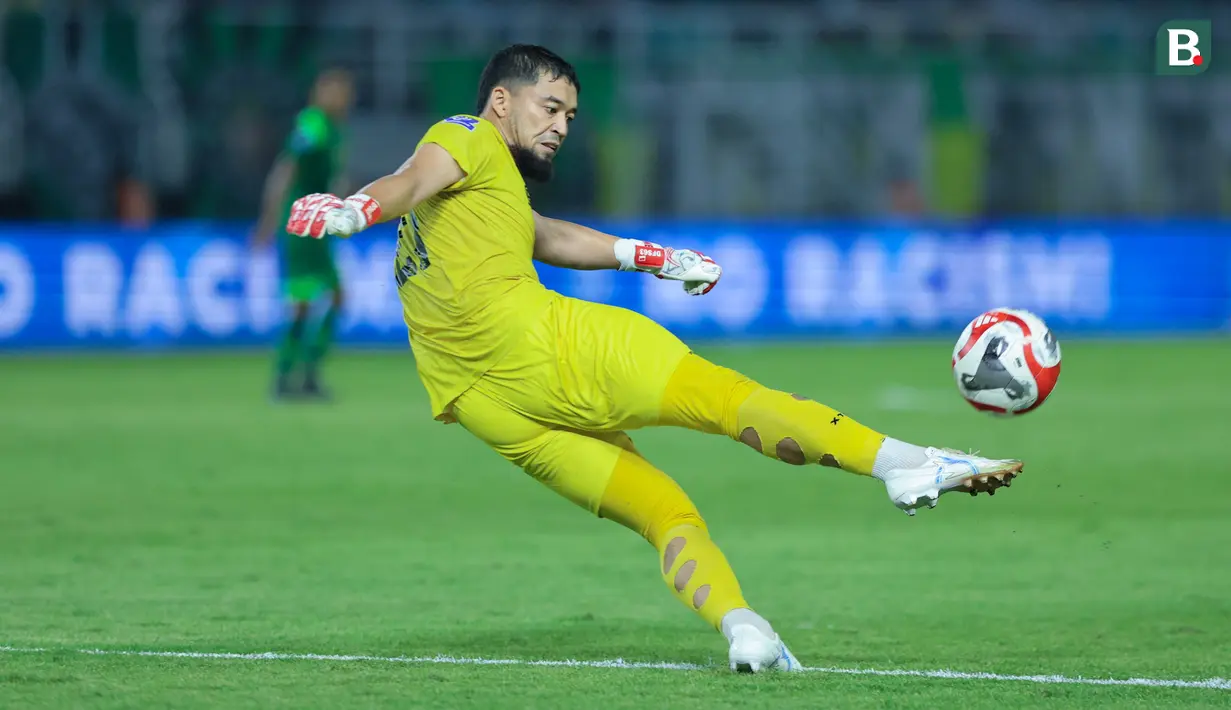 Kiper Madura United, Diky Indriyana, melepaskan tendangan saat melawan Persebaya Surabaya pada laga BRI Super League di Stadion Gelora Bung Tomo, Surabaya, Jumat (17/04/2026). (Bola.com/M Iqbal Ichsan)