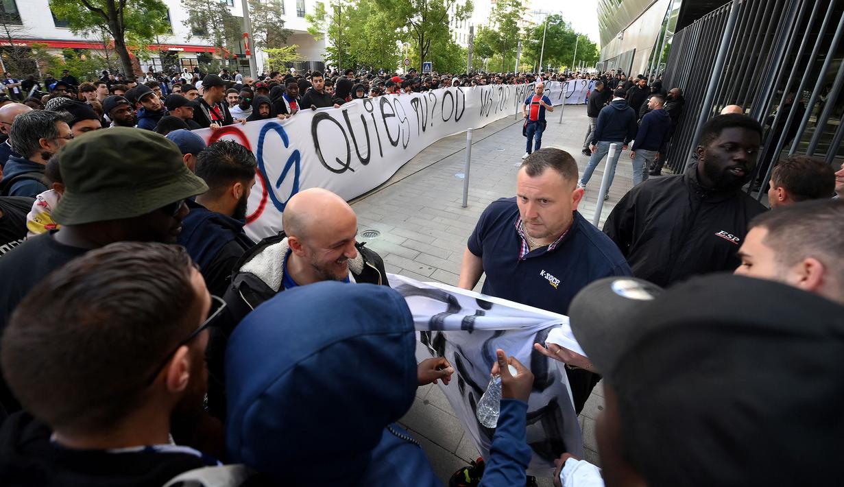 Sekelompok pendukung PSG melakukan aksi demo yang berlangsung di luar kantor klub pada Rabu (3/5/2023) waktu setempat. Salah satu sasaran aksi ini adalah meminta Lionel Messi, Marco Veratti, dan Neymar untuk hengkang dari klub. Messi saat ini tengah menjalani masa hukuman di PSG setelah bintang Timnas Argentina tersebut mangkir latihan dan pergi ke Arab Saudi tanpa persetujuan klub. (AFP/Franck Fife)