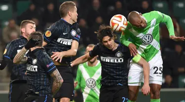 Pertarungan sengit tersaji di leg pertama babak 16 Liga Europa antara Wolfsburg dengan Inter Milan di Stadion Volkswagen Arena, Jumat (13/3/2015). Wolfsburg menang 3-1 atas Inter Milan. (Reuters/Fabian Bimmer)