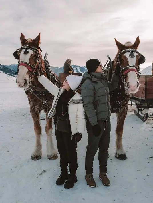 Tampilan gaya monokromatik dengan aksesori beanie putih yang chic (Foto: Instagram @nikitawillyofficial94)