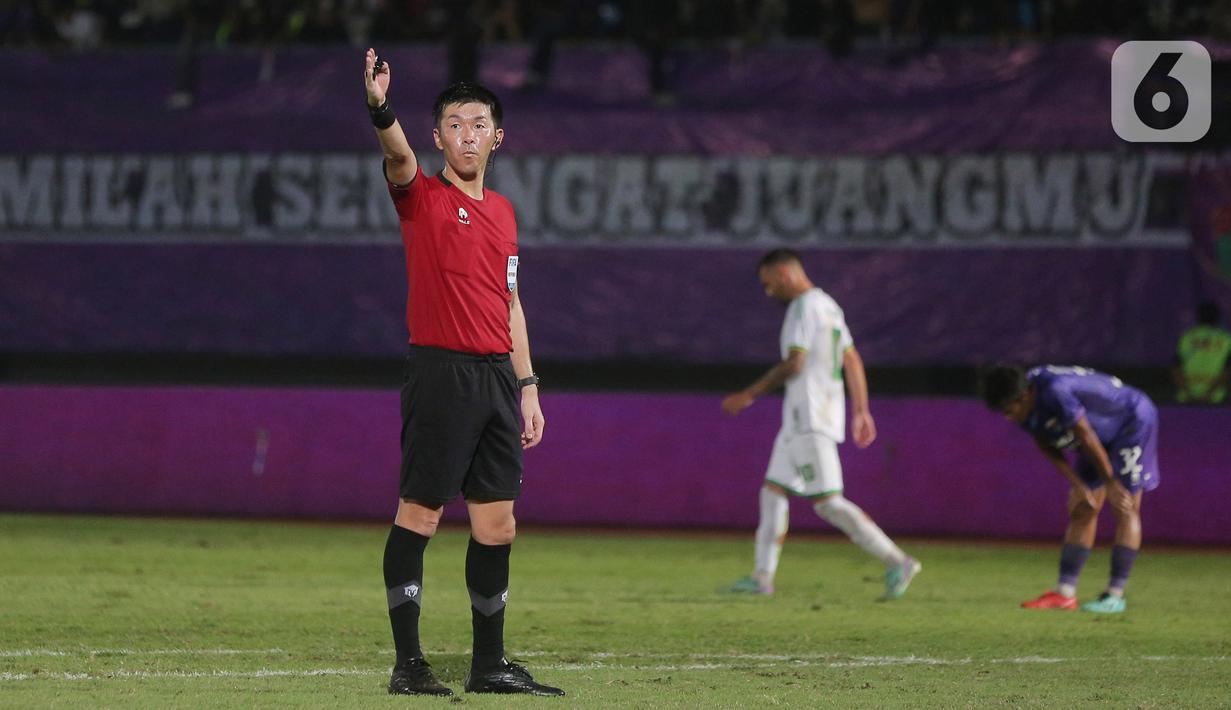 Wasit berusia 35 tahun itu mengeluarkan dua kartu kuning dari total 23 pelanggaran yang terjadi di laga Persita vs Persikabo. (Bola.com/M Iqbal Ichsan)