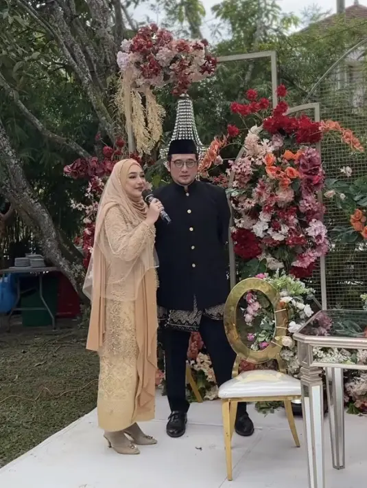 Cindy pun lengkap mengenakan kerudung panjang dan veil organzanya. Serta memilih mengenakan kitten heels selop untuk alas kaki. @nandito_photography.