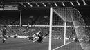 Johan Cruyff striker klub Ajax beraksi di laga final melawan Panathinaikos,di Stadiont Wembley pada tanggal 2 Juni 1971. (AP/File)