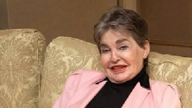 Leona Helmsey dan anjingnya (oddee.com)