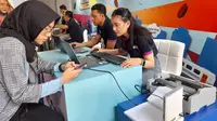 Calon pembeli tiket kereta harga promo dilayani petugas di Stasiun Gambir Jakarta, Jumat, 1 Maret 2024. (dok. Liputan6.com/Dinny Mutiah)