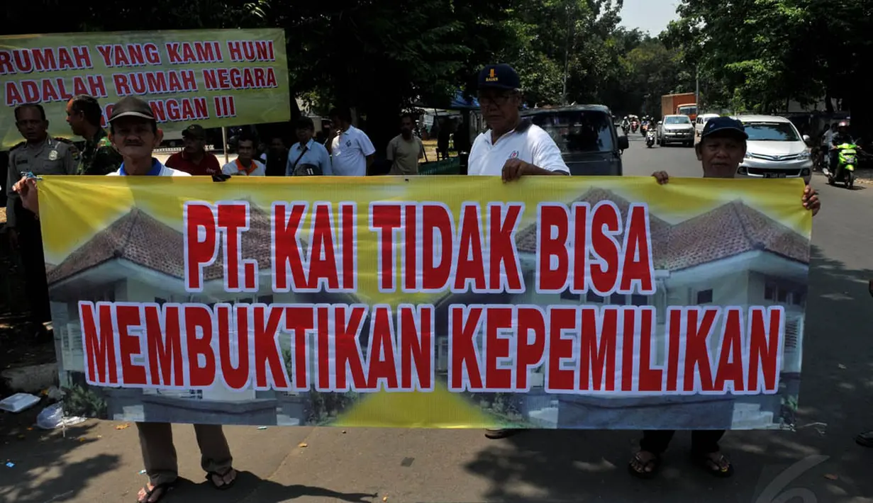 Warga penghuni rumah negara ini membentangkan spanduk berisi penolakan eksekusi pengosongan rumah yang sudah lama dihuni, Jakarta, (23/9/14). (Liputan6.com/Johan Tallo)