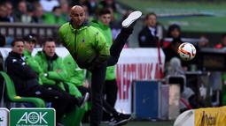 Pelatih Borussia Moenchengladbach, Andre Schubert, berusaha menendang bola yang keluar lapangan saat bertanding melawan Hoffenheimin dalam lanjutan Bundesliga di Moenchengladbach, Jerman, (24/4/2016). (AFP/Patrik Stollarz)