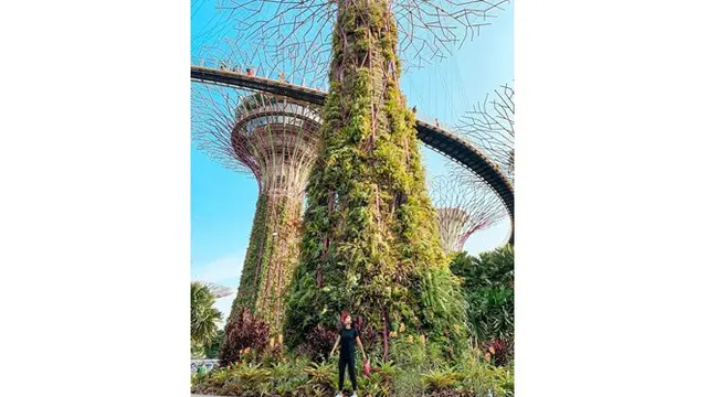 6 Gaya Liburan Ayya Renita Pemeran Sekar TOP di Singapura, Seru Bareng Sahabat
