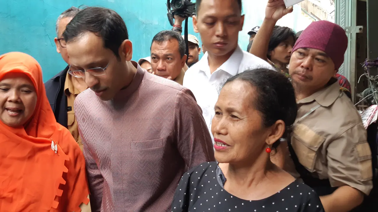 Mendikbud Nadiem Tinjau SDN Cirimekar 02 yang Rusak Akibat Hujan Badai