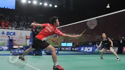 Ganda campuran Indonesia, Tontowi /Liliyana saat beraksi melawan ganda campuran Kenichi Hayakawa/Misaki Matsutomo di Indonesia Open Superseries Premier 2015, Jakarta, Rabu (4/6/2015). Tontowi/Liliyana menang  21-12, 21-16. (Liputan6.com/Herman Zakharia)