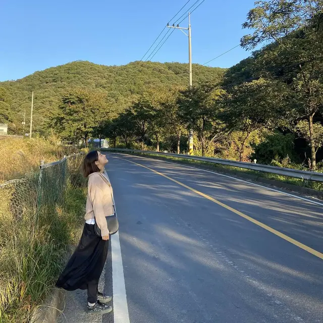 Tampilan kasual Kang Sora dengan rambut pendeknya