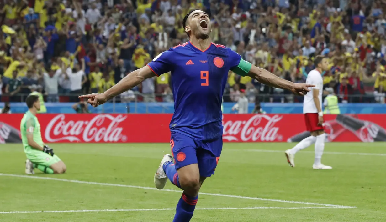 Striker Kolombia, Radamel Falcao, merayakan gol yang dicetaknya ke gawang Polandia pada laga grup H Piala Dunia di Kazan Arena, Kazan, Minggu (24/6/2018). Kolombia menang 3-0 atas Polandia. (AP/Frank Augstein)