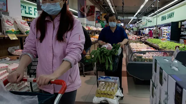 Khawatir Lockdown COVID-19, Warga Beijing Serbu Supermarket