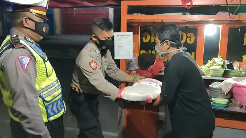 Pedagang Nasi Goreng Dapat Bantuan Beras Dari Polres Serang Kota. (Kamis, 15/07/2021).