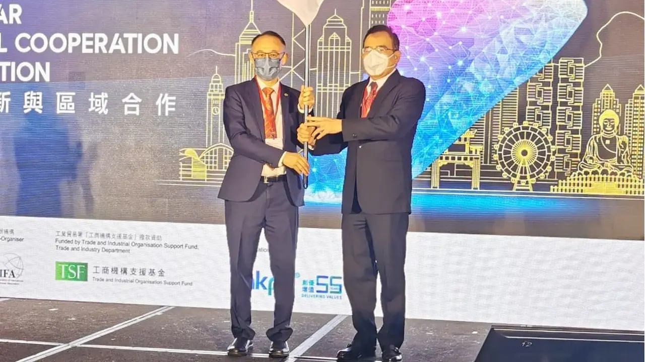 Eddy Widjanarko (Kanan) saat dilantik menjadi Ketua CIFA 2023 di Hongkong. (Dian Kurniawan/Liputan6.com)