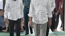 Presiden Joko Widodo dan pakar hukum tata negara, Yusril Ihza Mahendra bersiap menunaikan salat Jumat di Masjid Baitussalam di Kompleks Istana Bogor, Jawa Barat, Jumat (30/11). (Liputan6.com/HO/Biropers)