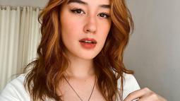 Kabar putus tersebut disampaikan langsung adik Kimberly Ryder setelah kedapatan datang seorang diri di sebuah acara pemutaran film. (FOTO: instagram.com/natasharyder/)