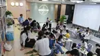 Orang-orang menghadiri kelas merangkai bunga di "Youth Channel" di Shenzhen, China (2/9/2020). Youth Channel adalah pusat komunitas yang menyediakan kuliah dan kelas budaya, seperti kursus ukulele dan keterampilan merangkai bunga bagi kaum muda sepulang bekerja. (Xinhua/Mao Siqian)