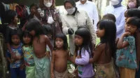 Menteri Sosial Tri Risamaharini saat meninjau perekaman data NIK-eKTP warga KAT- Suku Anak Dalam (SAD) di balai Desa Simpang Jelutih pada Rabu (10/3).
