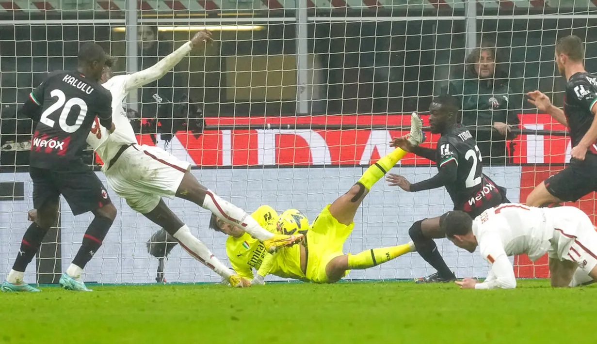 Pemain AS Roma Tammy Abraham (kedua kiri) mencetak gol ke gawang AC Milan pada pertandingan sepak bola Serie A Liga Italia di Stadion San Siro, Milan, Italia, 8 Januari 2023. Pertandingan berakhir imbang 2-2. (AP Photo/Antonio Calanni)