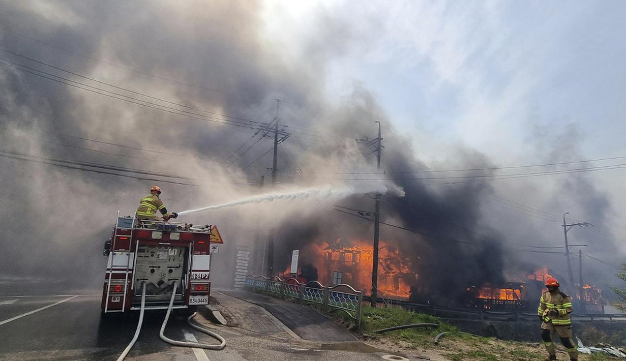 <p>Lebih dari 2.300 petugas pemadam kebakaran dan 300 kendaraan dikerahkan untuk memadamkan api yang dimulai di sebuah gunung di bagian tengah Gangneung, kata para pejabat. (You Hyung-jae/Yonhap via AP)</p>