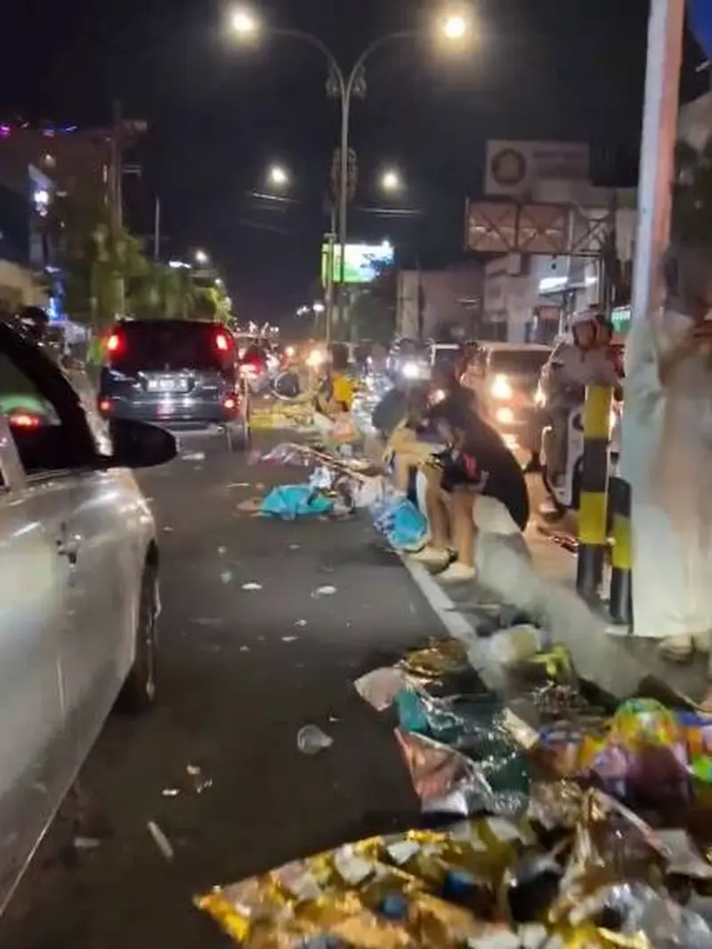 8 Potret Usai Perayaan Tahun Baru 2024 di Jogja yang Tinggalkan Tumpukan Sampah