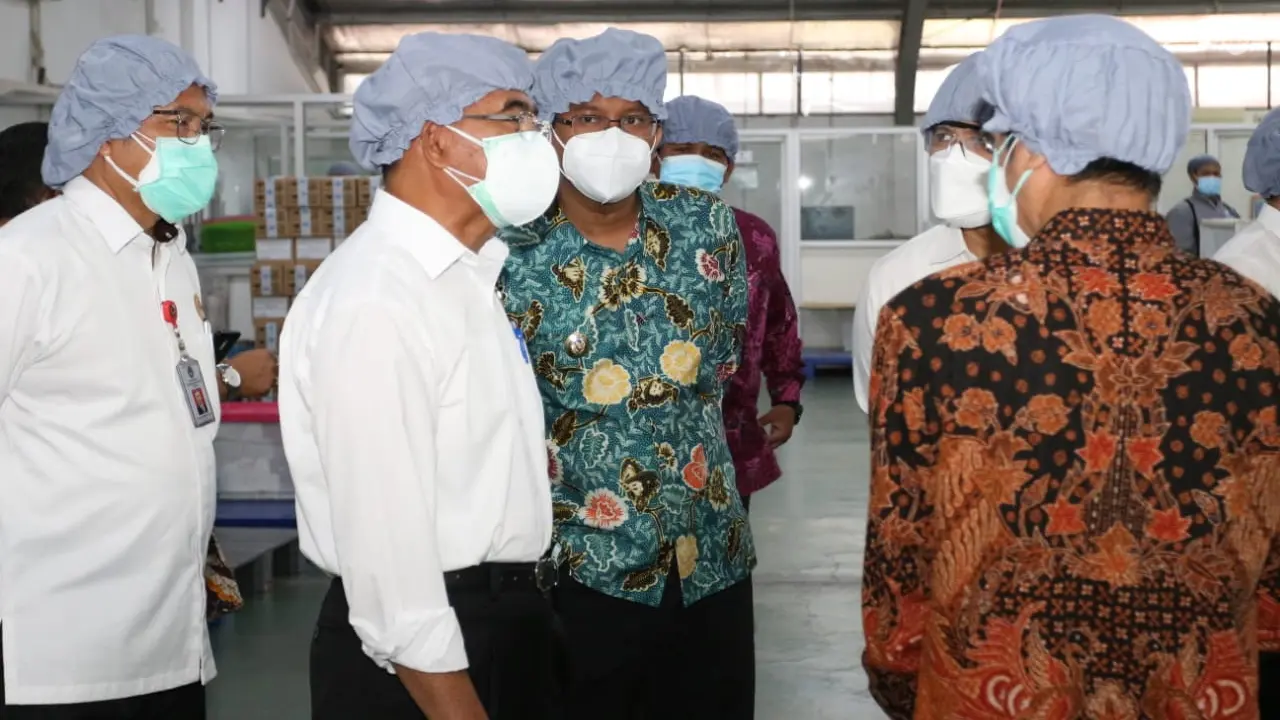 Menko PMK Muhadjir Effendy saat kunjungan PT Interbat Sidoarjo. (Dian Kurniawan/Liputan6.com)